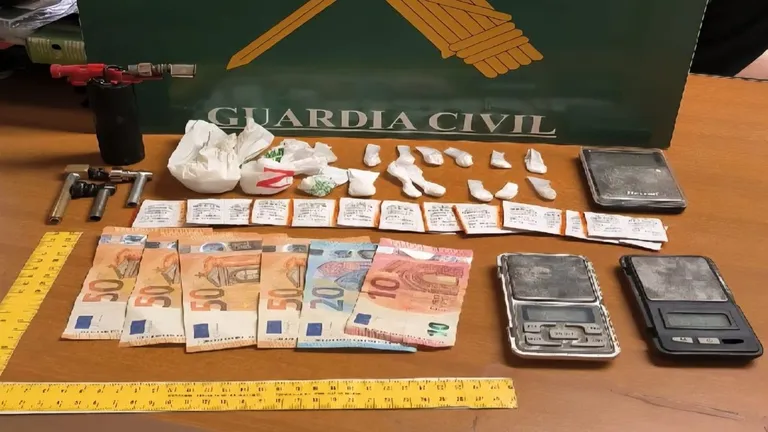 La Guardia Civil desmantela un punto negro de droga en pleno centro de O Carballiño