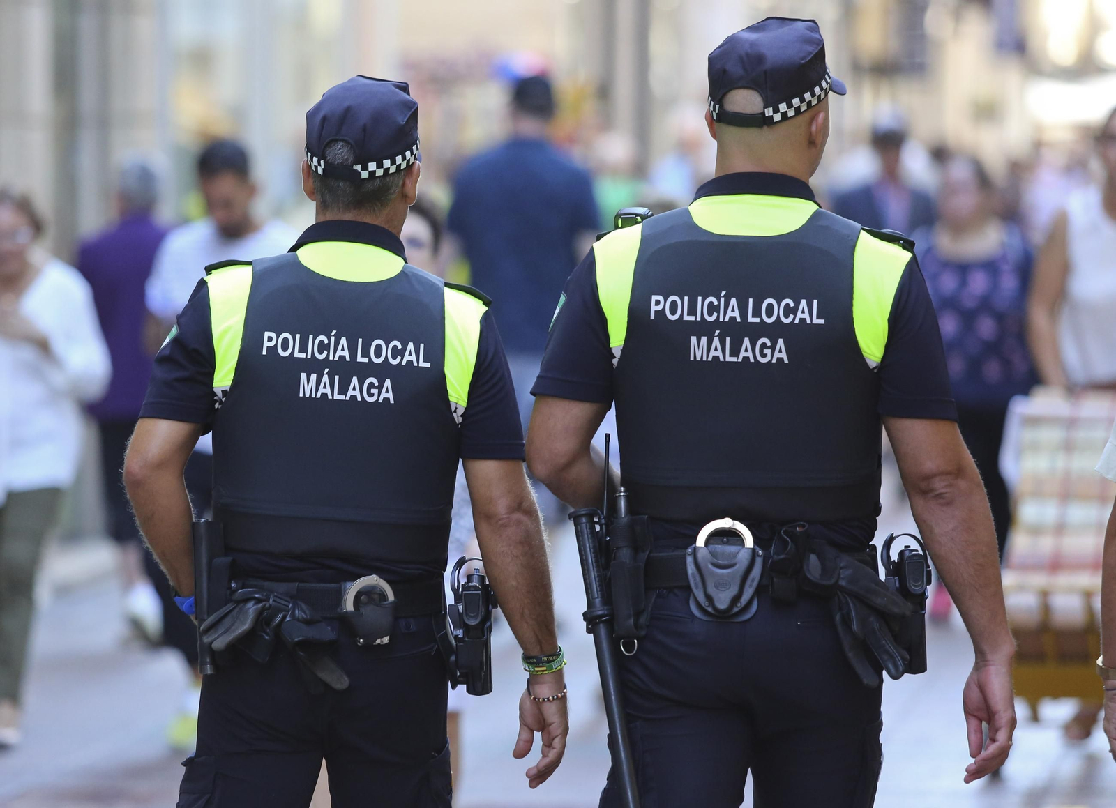 Dos jóvenes entregan a la Policía una cartera con más de 1.332 euros encontrada en la calle