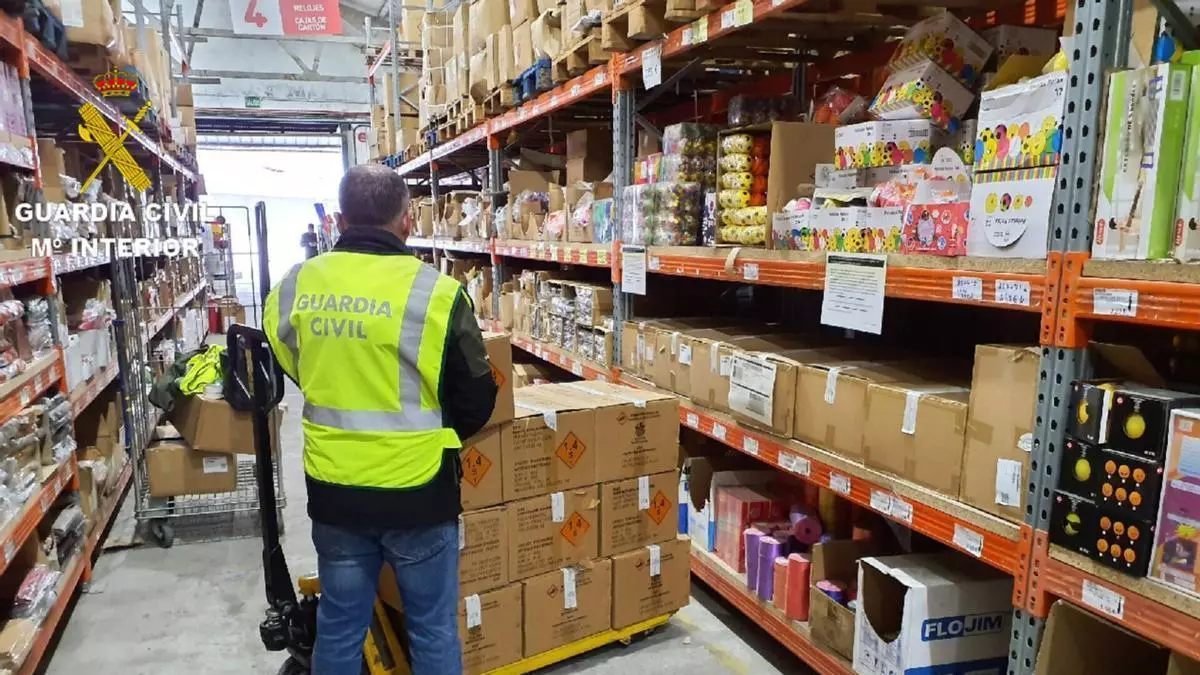 LA GUARDIA CIVIL DENUNCIA A UN BAZAR POR VENDER PIROTECNIA ILEGAL SIN MEDIDAS DE SEGURIDAD
