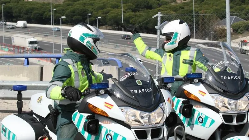 DETENIDAS DOS PERSONAS POR CONDUCCIÓN TEMERARIA Y LANZAMIENTO DE OBJETOS EN CÁCERES