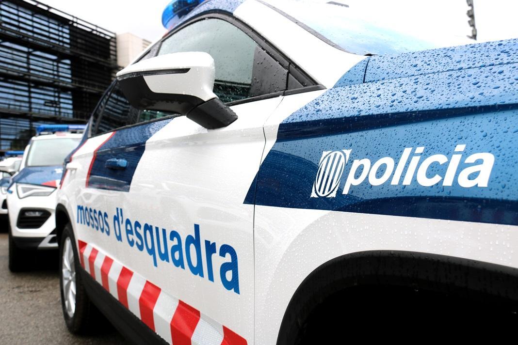 LOS MOSSOS OBLIGAN A UN PROPIETARIO A ENTREGAR LAS LLAVES DE SU VIVIENDA OKUPADA