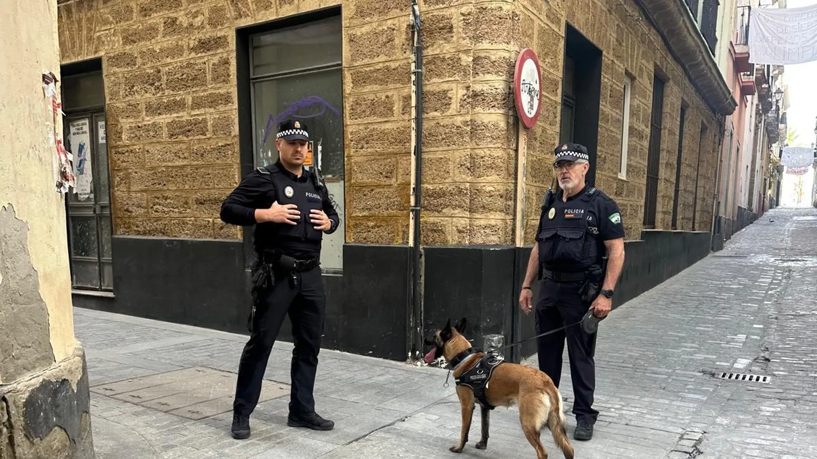LA POLICÍA LOCAL REFUERZA EL BARRIO DE SANTA MARÍA CON UN PERRO ESPECIALIZADO EN DROGAS