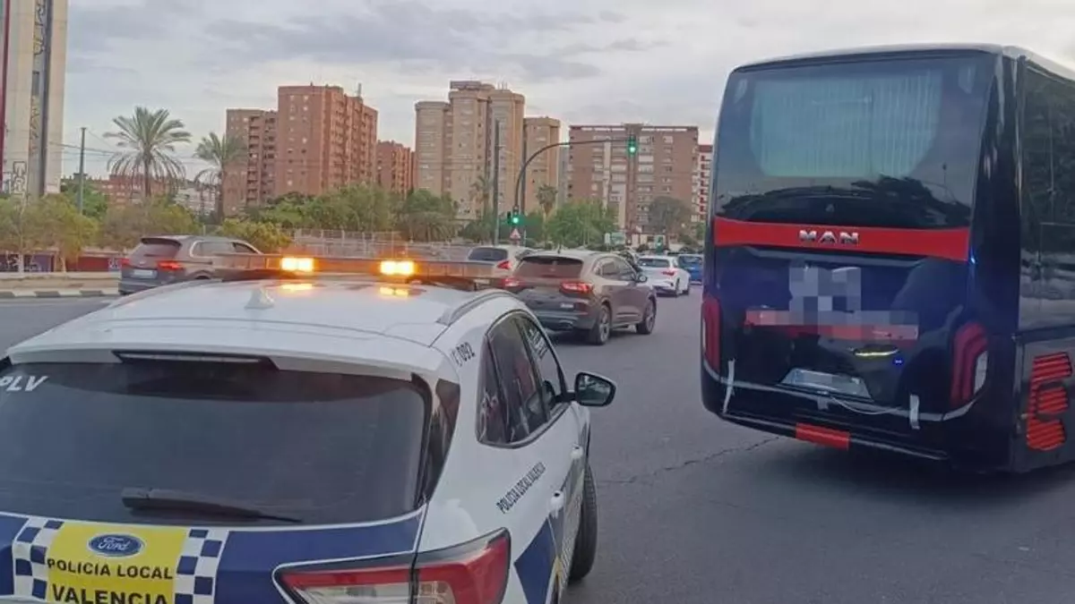 INTERCEPTADO UN AUTOBÚS DE TURISTAS EN VALENCIA: EL CONDUCTOR DIO POSITIVO EN COCAÍNA