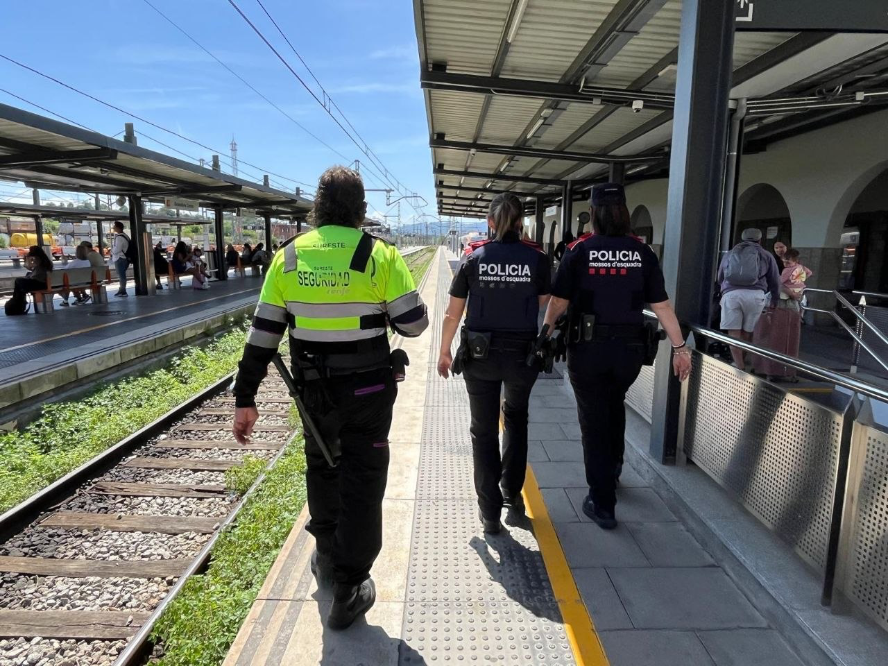 Mossos detienen a 10 personas y esclarecen 115 delitos por grafitis vandálicos en trenes de Cataluña