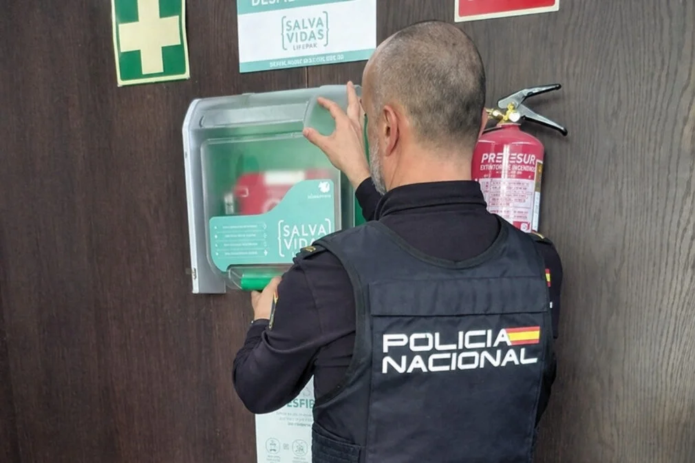 LA POLICÍA NACIONAL SALVA LA VIDA DE UN HOMBRE DE 62 AÑOS CON UN DESFIBRILADOR TRAS DESPLOMARSE EN UNA COMISARÍA